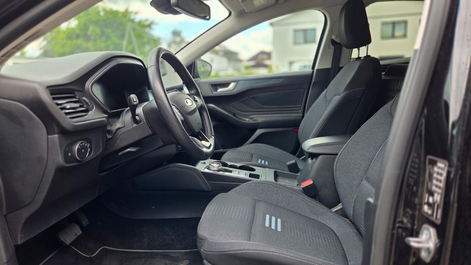 Ford Focus Lim. Active X 1. Hand 8fach bereift