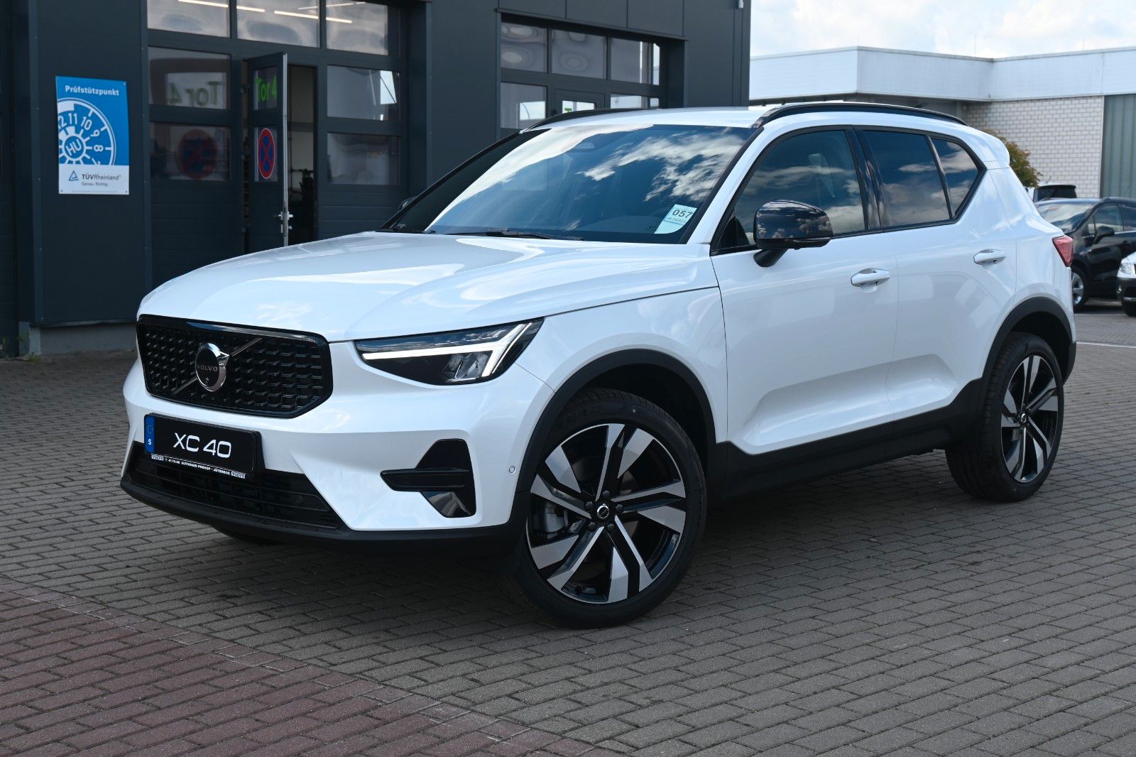 Volvo XC40 B4 DKG Plus Dark*H&K*FSHZG*360°*ACC*AHK