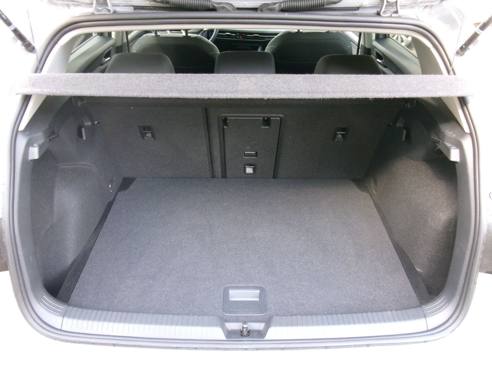 Volkswagen Golf VIII 1.0 eTSI Move - Samsaru's Car Outlet