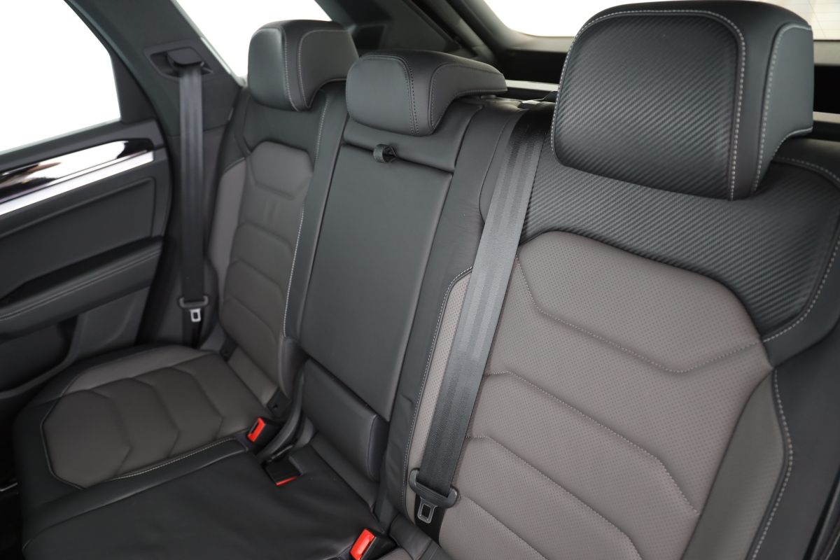 Volkswagen Touareg 3.0 TDI 4MOTION R-Line Black - Samsaru's Car Outlet