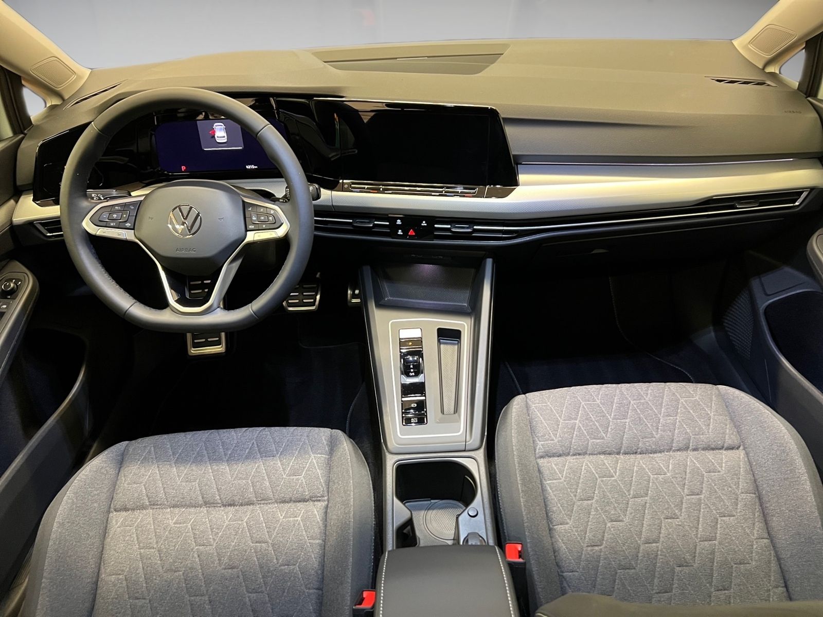 Volkswagen Golf VIII 1.0 eTSI - Samsaru's Car Outlet