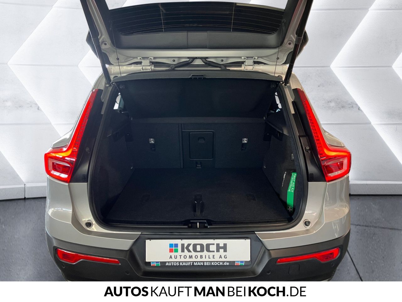 Volvo XC40 B3 DKG Core AHK LED SHZ/LHZ NAVI PDC/CAM!