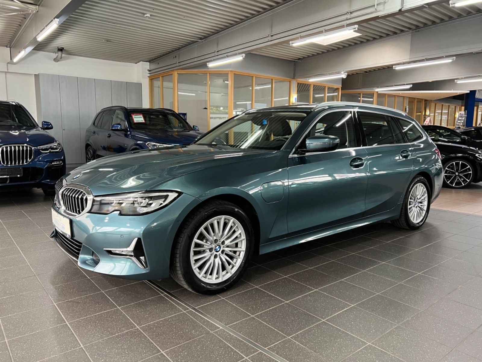BMW 330e Touring Luxury Line - Samsaru's Car Outlet