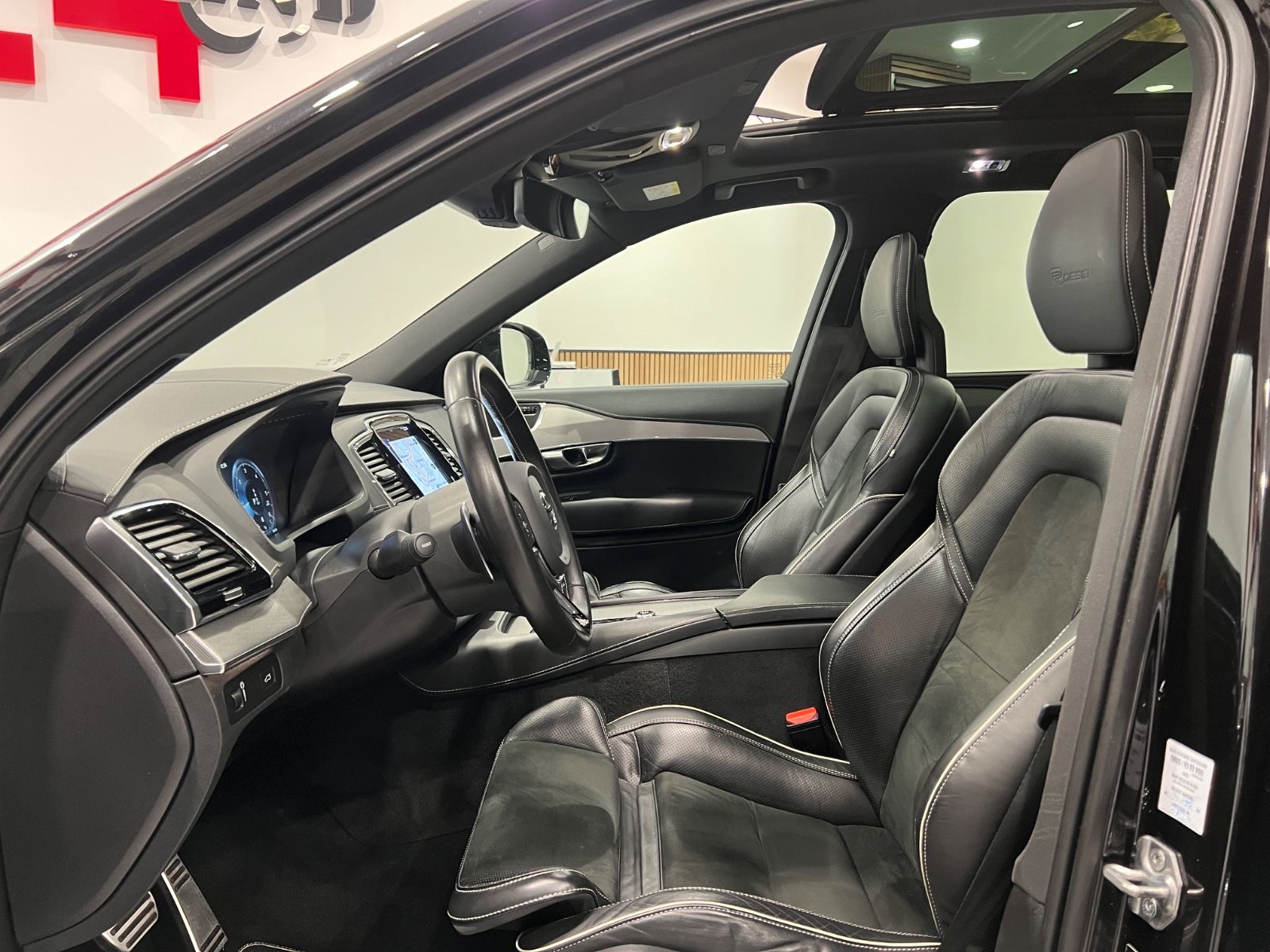 Volvo XC90 R Design AWD - Samsaru's Car Outlet