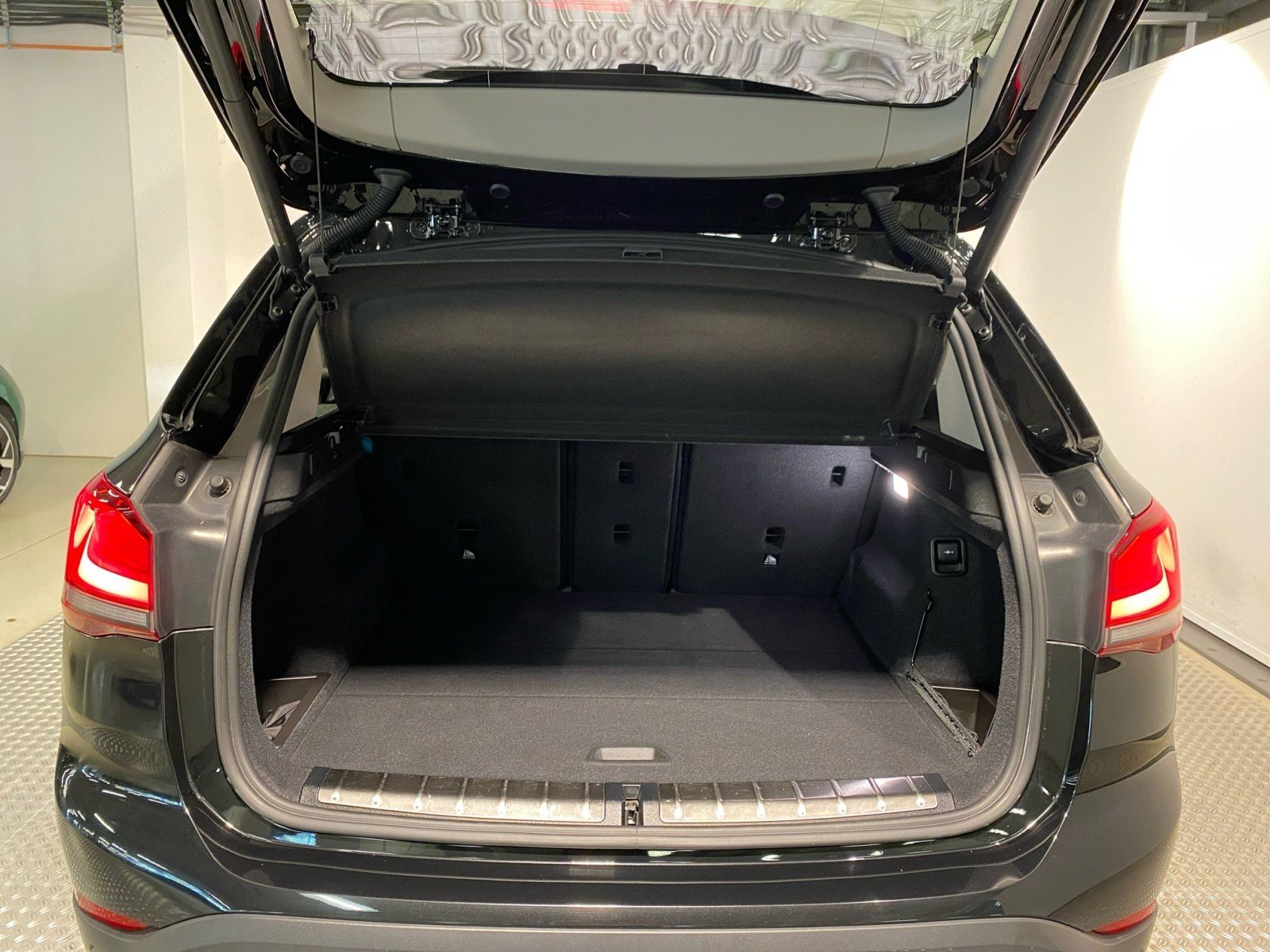 BMW X1 xDrive20i Sport Line - Samsaru's Car Outlet