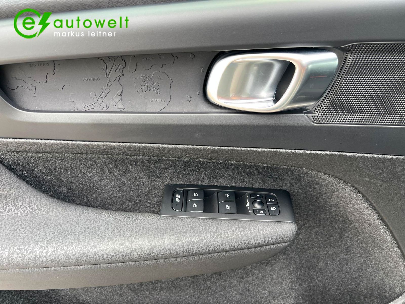 Volvo XC40 Plus Recharge Pure AWD - Samsaru's Car Outlet