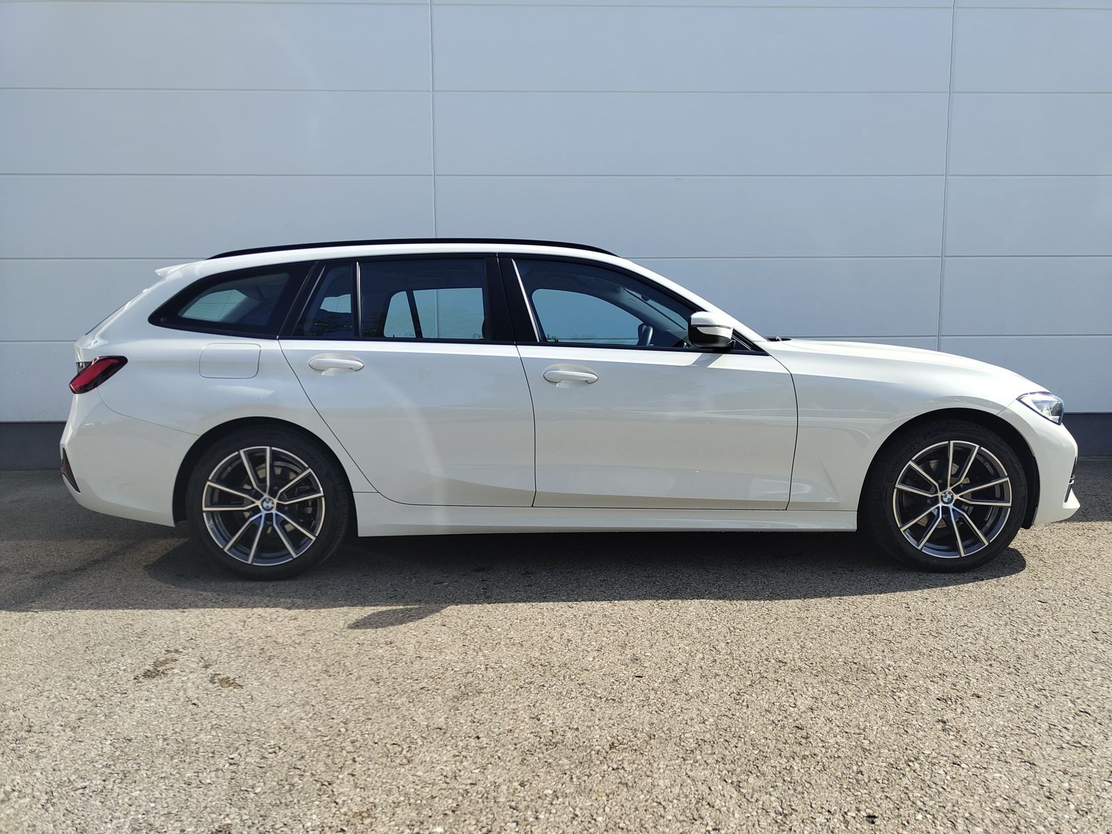 BMW 320i Touring Advantage - Samsaru's Car Outlet