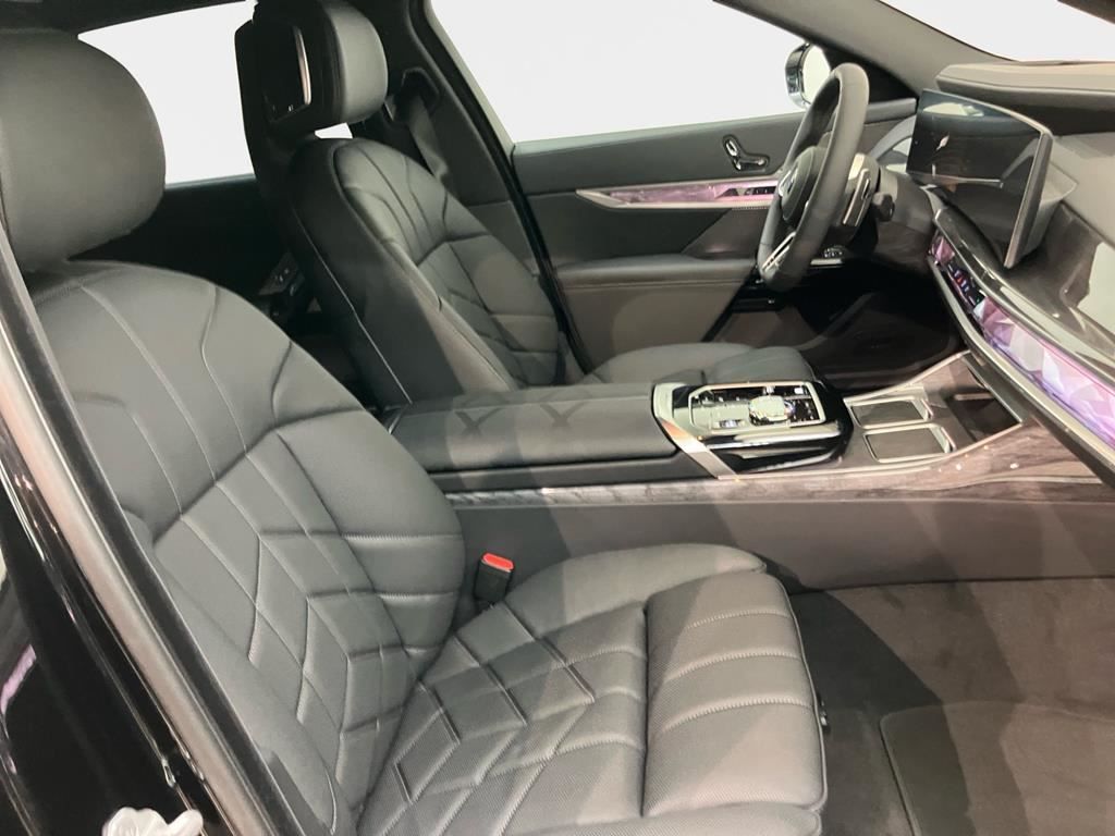 BMW 740d xDr M Sport Pro SkyLounge+TheatreScreen+AHK