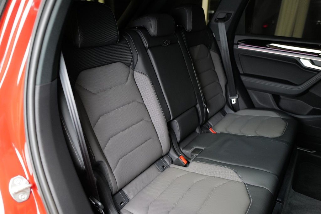 Volkswagen Touareg 3.0TDI R-Line - Samsaru's Car Outlet