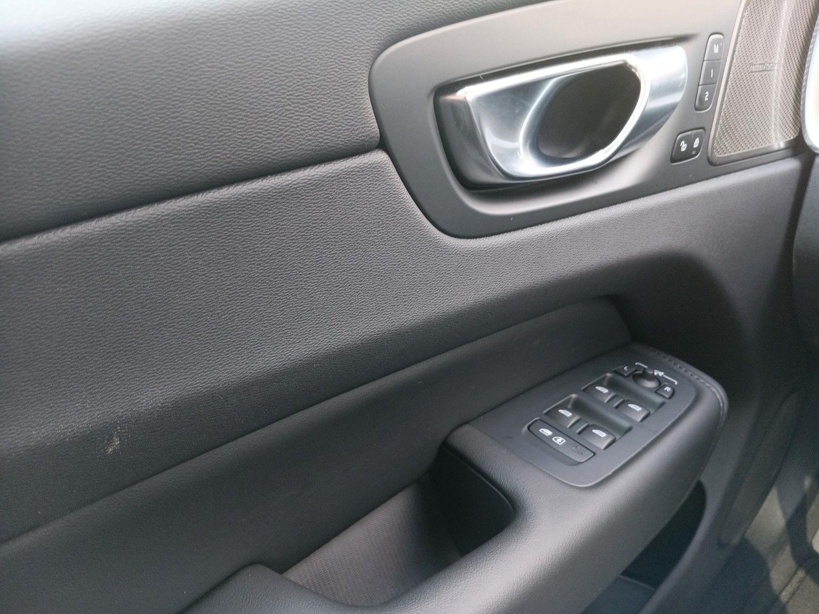 Volvo XC60 B5 AWD Plus Dark - Samsaru's Car Outlet