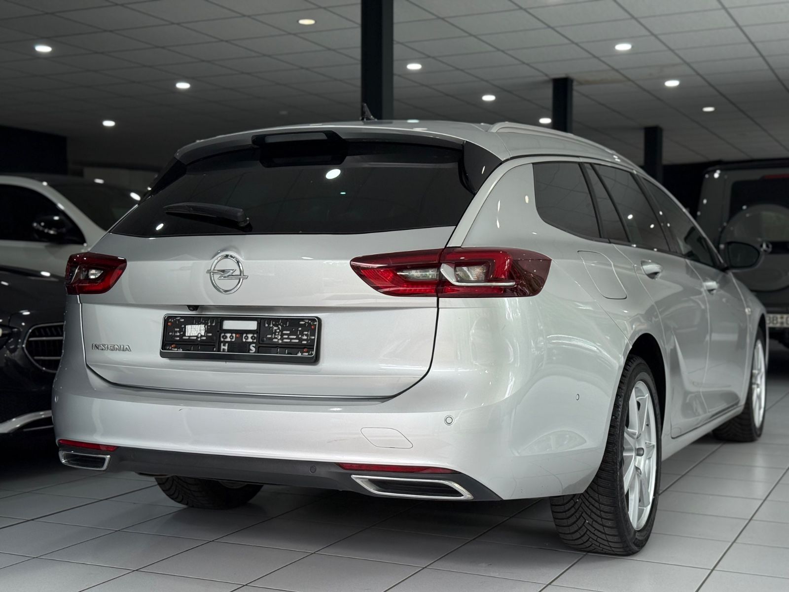 Opel Insignia 2.0 B Sports Tourer Elegance - Samsaru's Car Outlet
