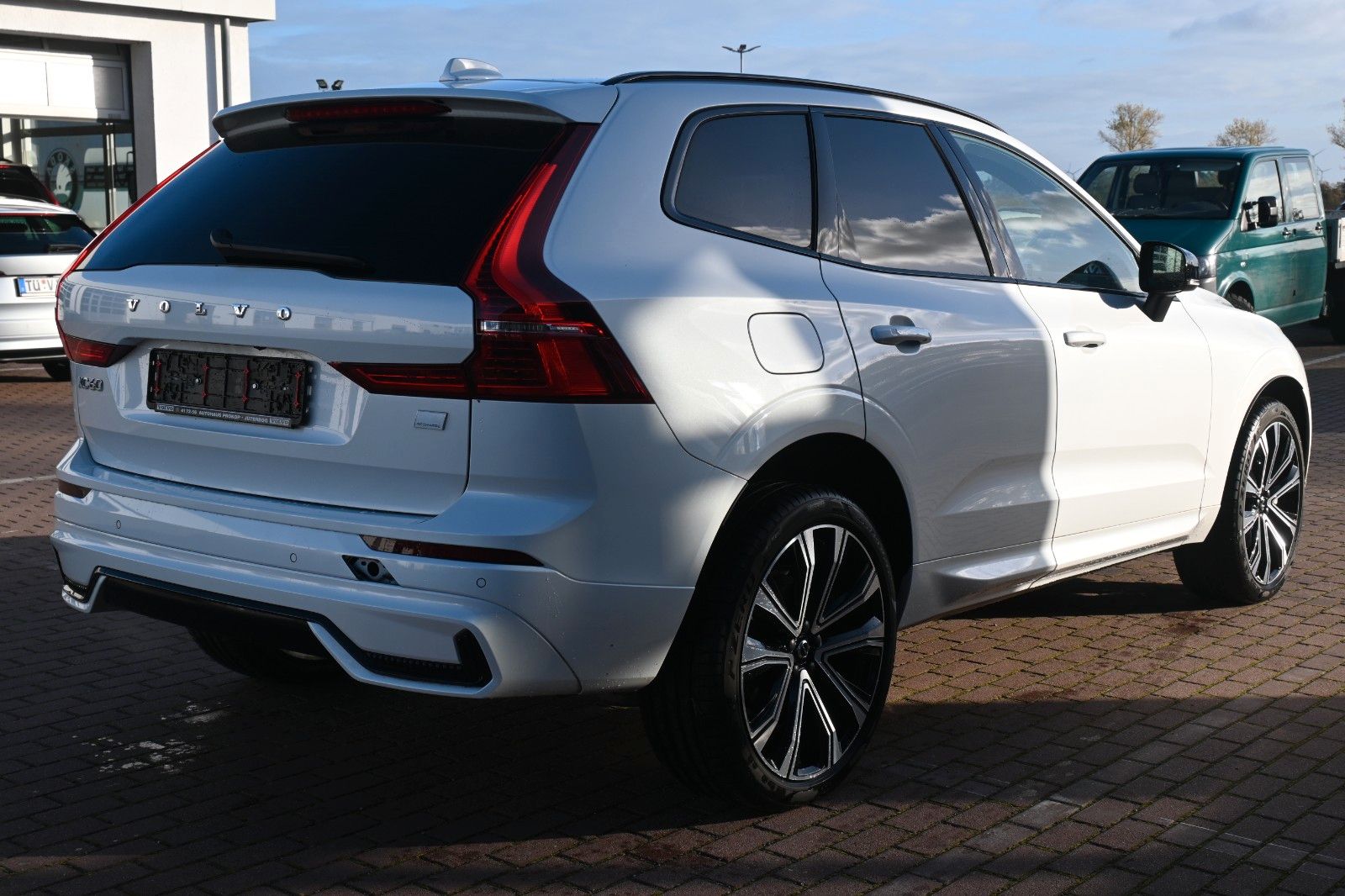 Volvo XC60 R Design PHEV - Samsaru's Car Outlet