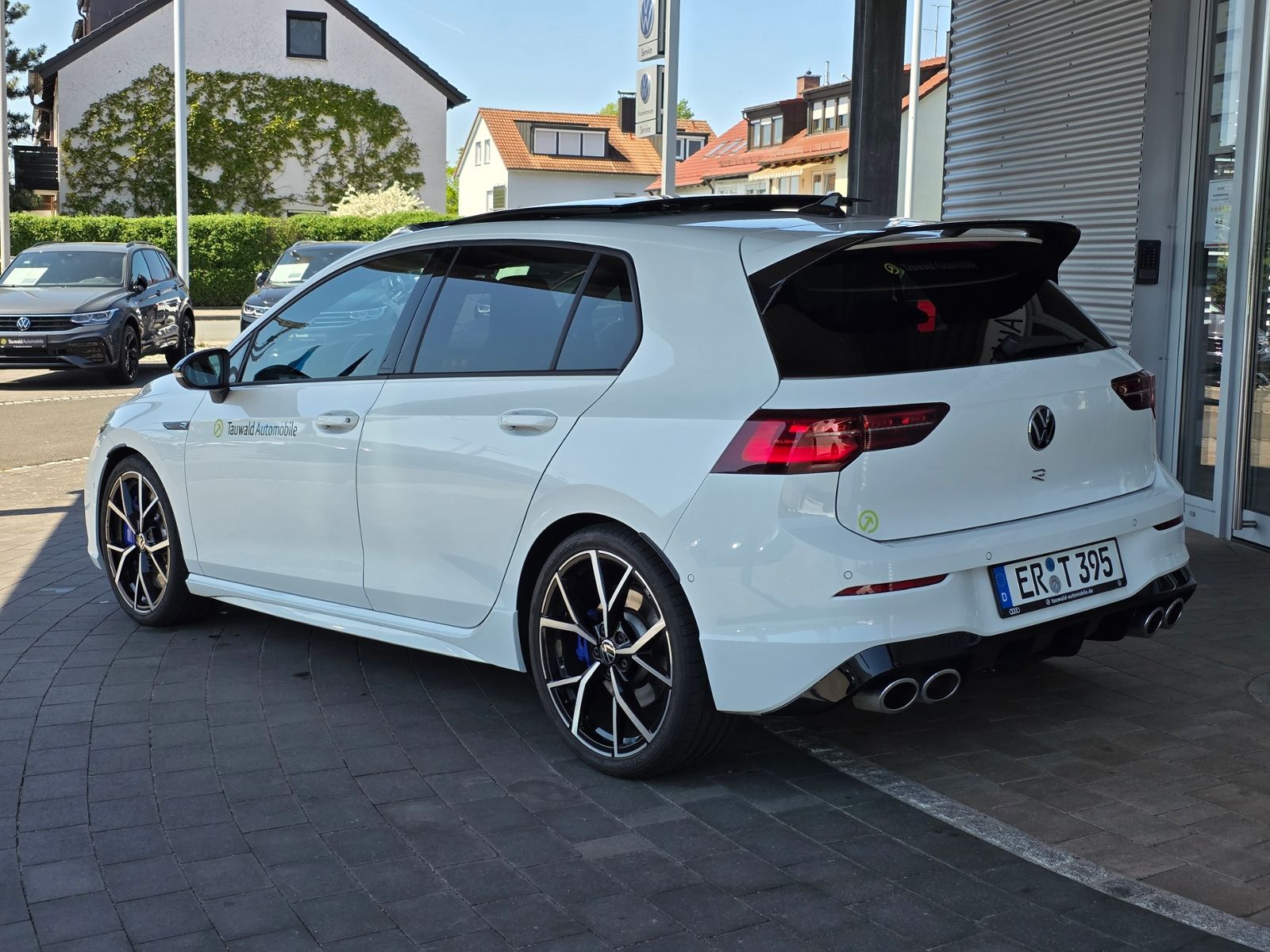 Volkswagen Golf VIII R 2.0 TSI DSG - Samsaru's Car Outlet