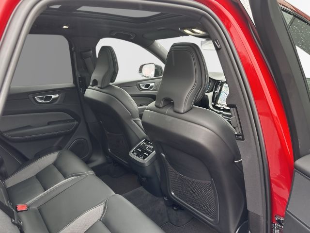 Volvo XC60 B5 Benzin AWD Ultimate Dark 20'' ACC StandH