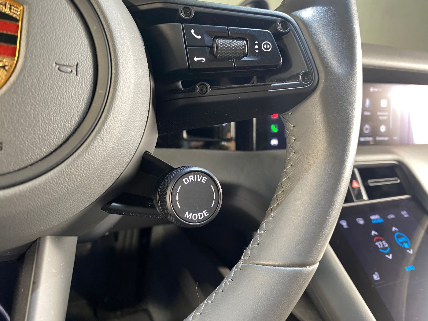 Porsche Taycan 4 Cross Turismo | Beifahrerdisplay |
