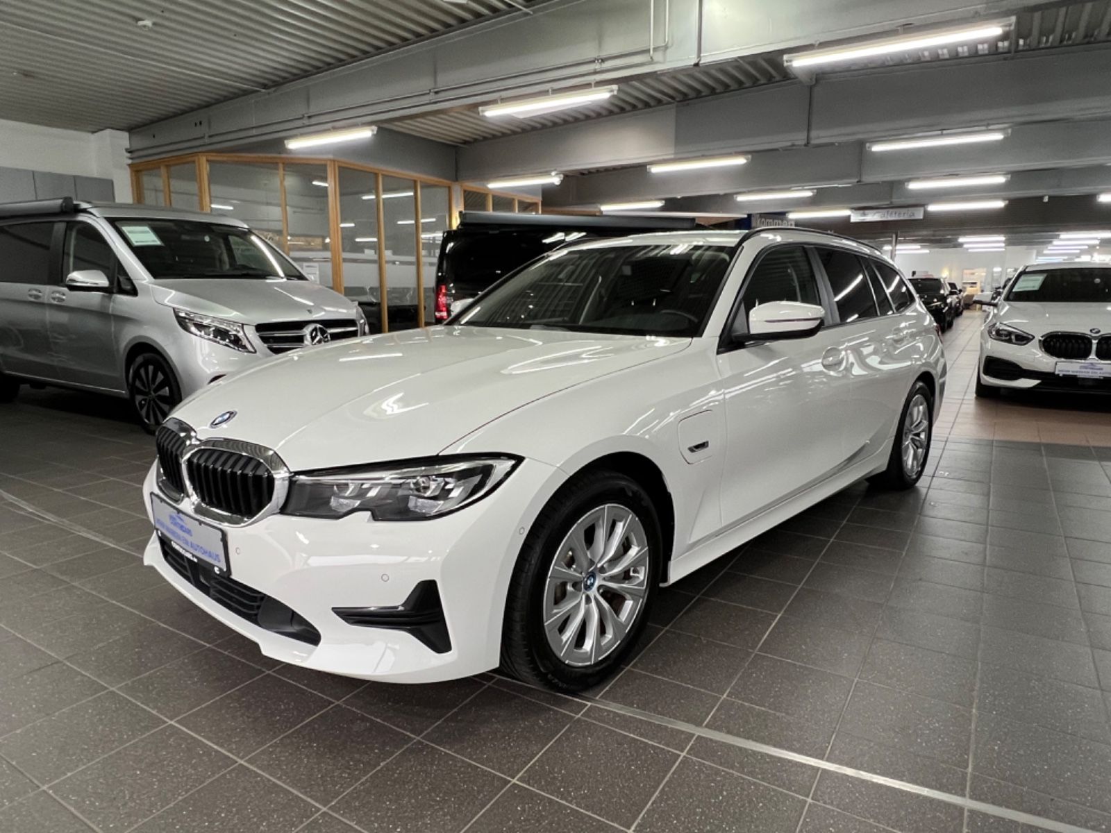BMW 330 e Advantage Touring - Samsaru's Car Outlet