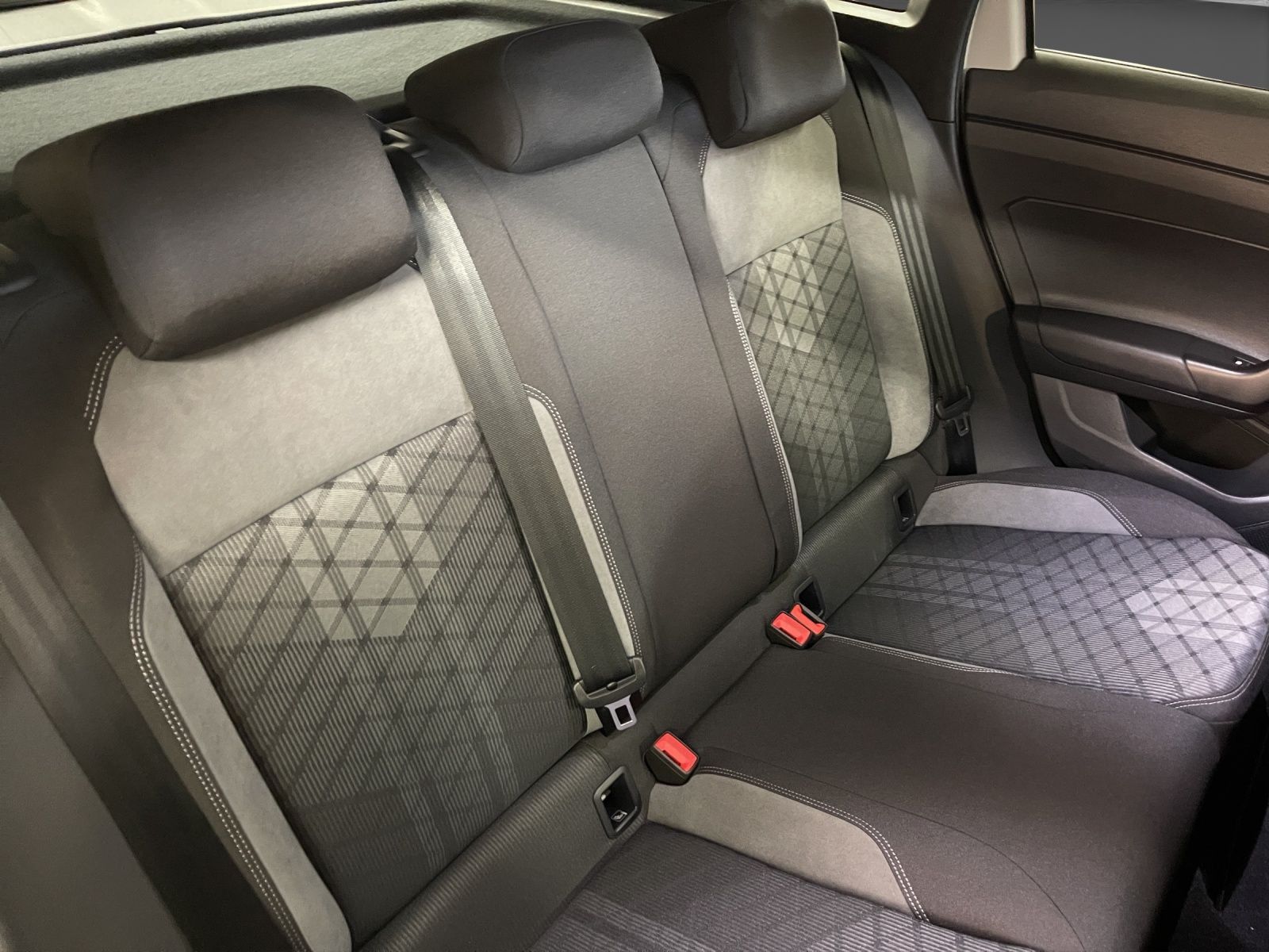 Volkswagen Taigo 1.0 TSI R-Line - Samsaru's Car Outlet