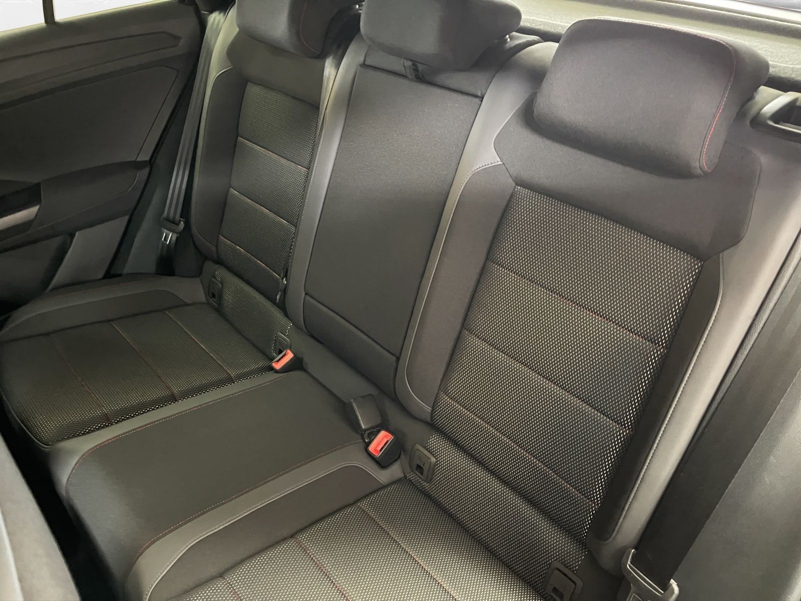 Volkswagen T-Roc 1.5 TSI Sport R-Line - Samsaru's Car Outlet