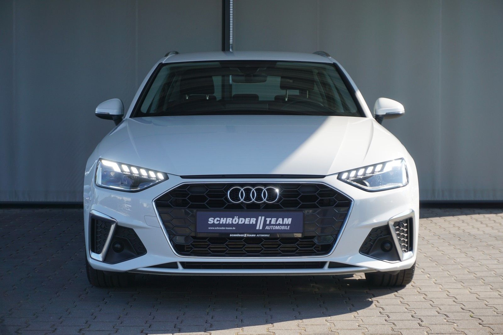 Audi A4 Avant 40 TFSI S tronic S line - Samsaru's Car Outlet