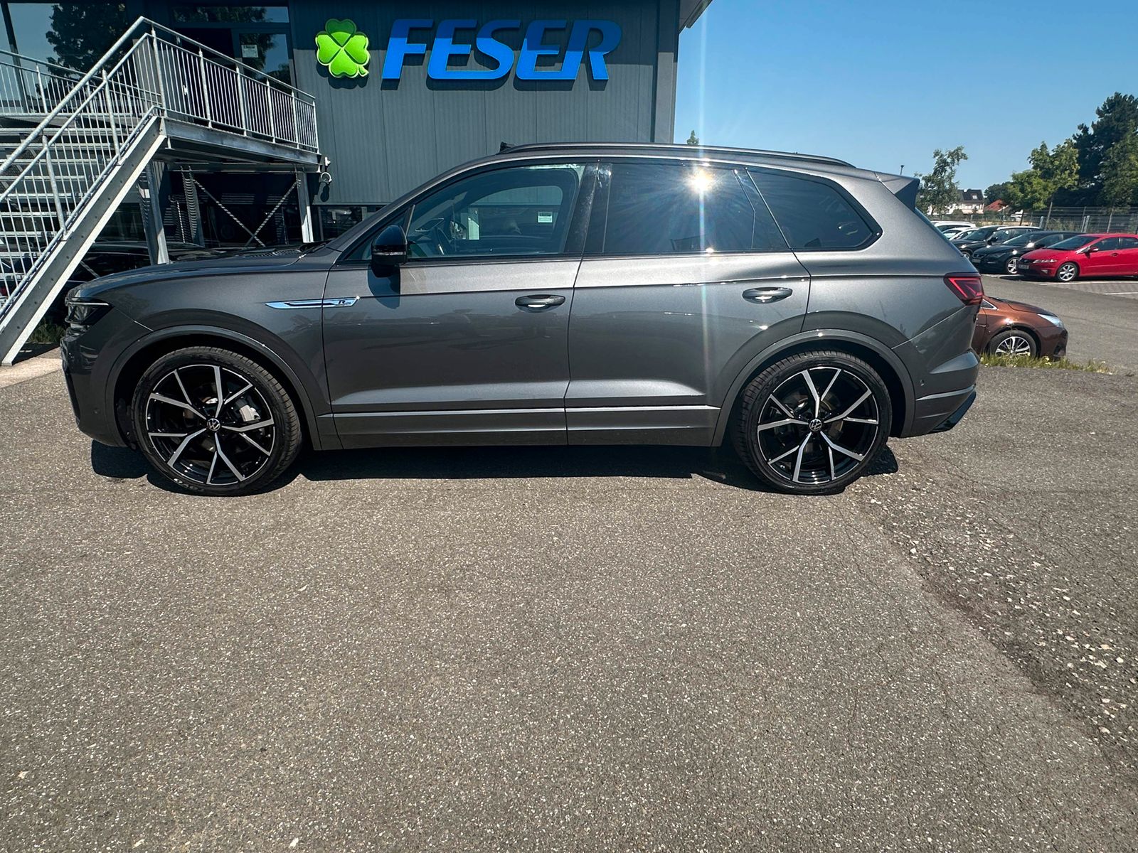 Volkswagen Touareg R-Line 3.0 TSI 4MOTION - Samsaru's Car Outlet