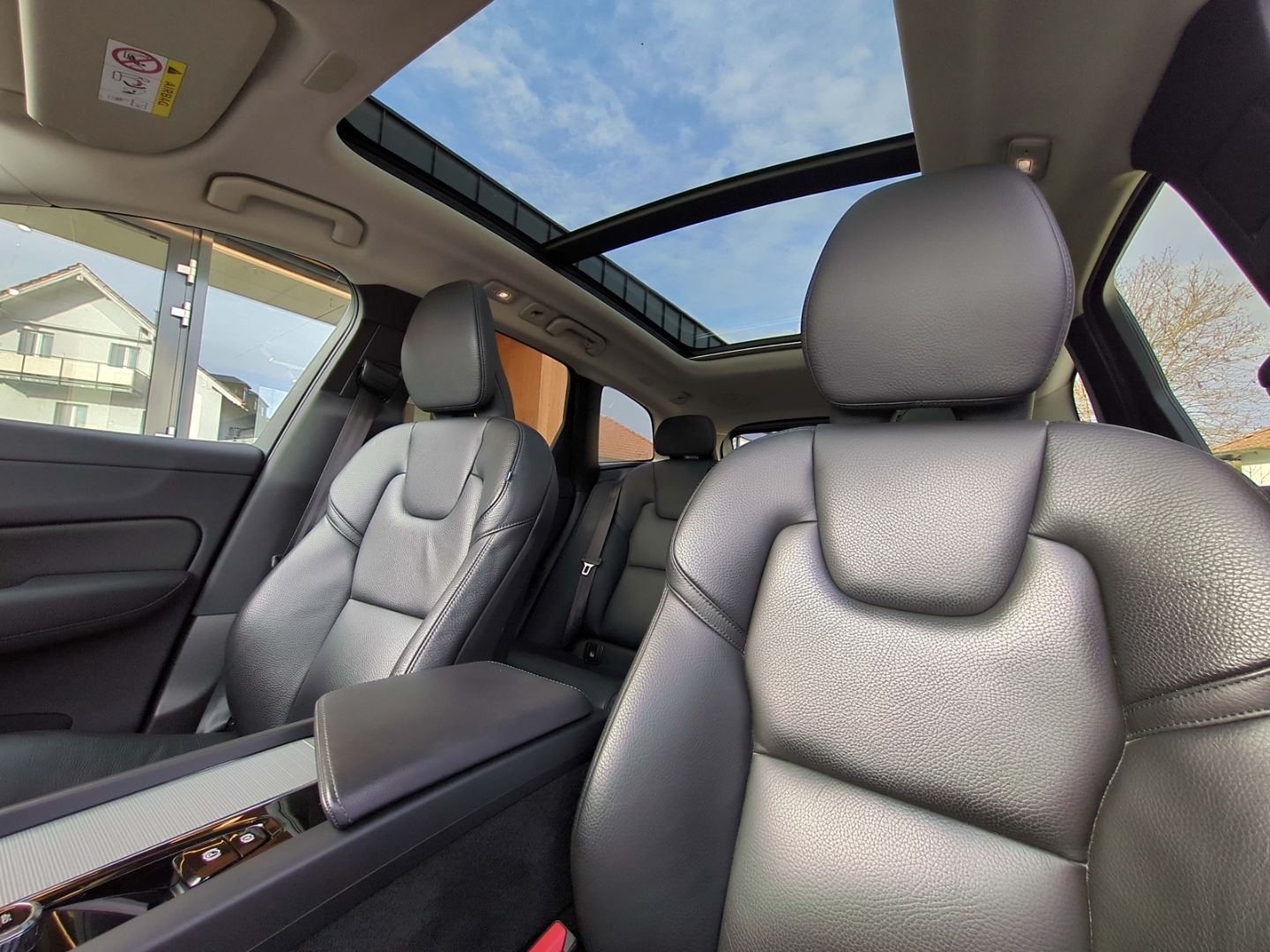 Volvo XC60 Plus Dark Recharge Plug-In Hybrid AWD T8 Tw