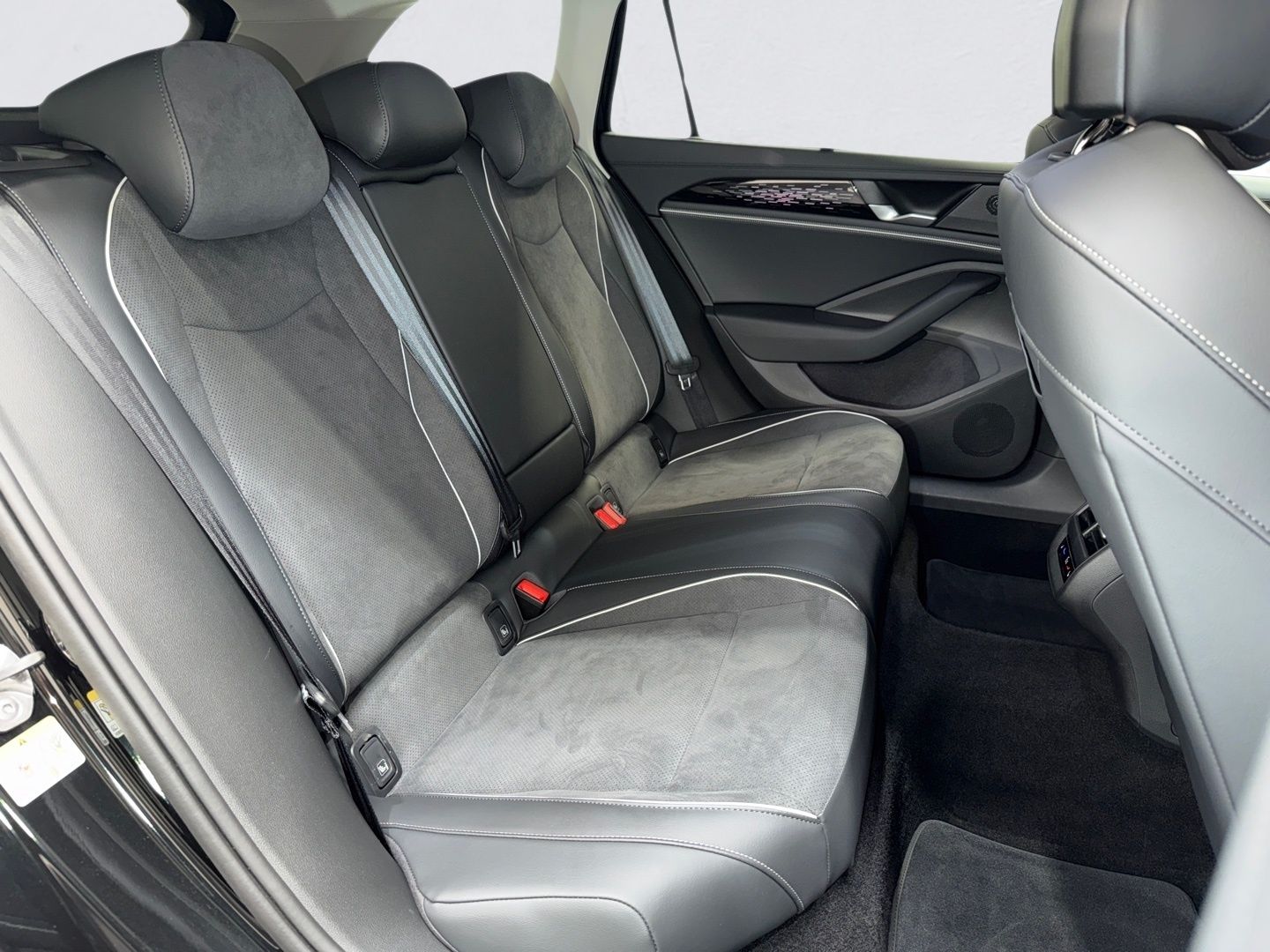 Volkswagen Passat Variant 1.5 eTSI eHybrid DSG BUSINESS HEA