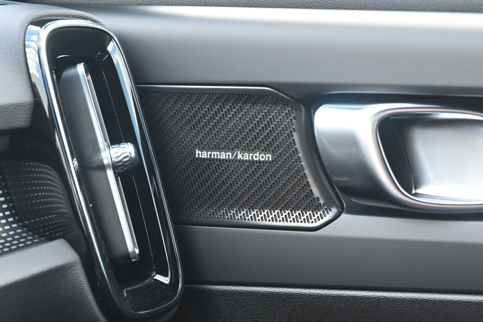 Volvo XC40 B4 DKG Plus Dark*H&K*FSHZG*360°*ACC*AHK