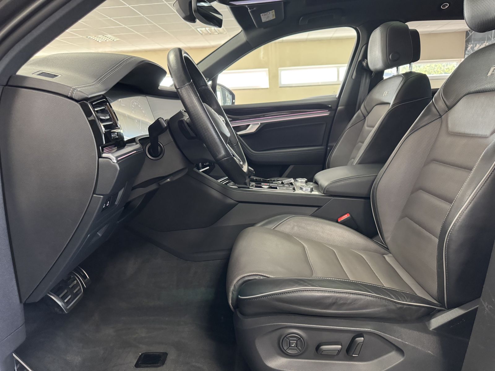 Volkswagen Touareg R-Line 4Motion - Samsaru's Car Outlet
