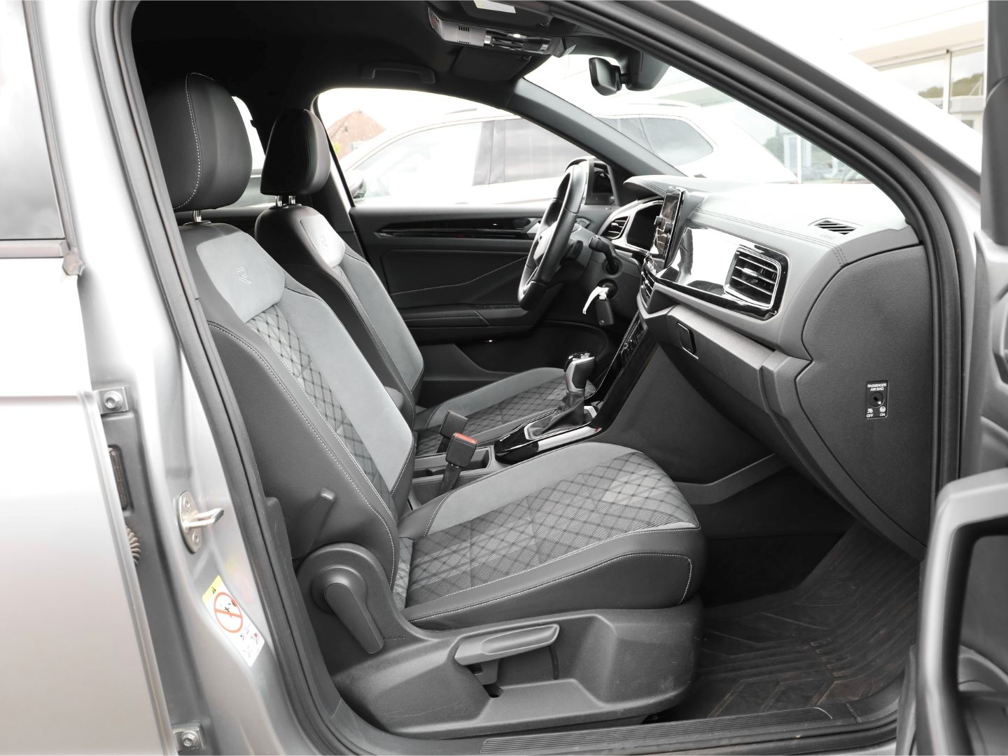 Volkswagen T-Roc R-LINE BLACK - Samsaru's Car Outlet