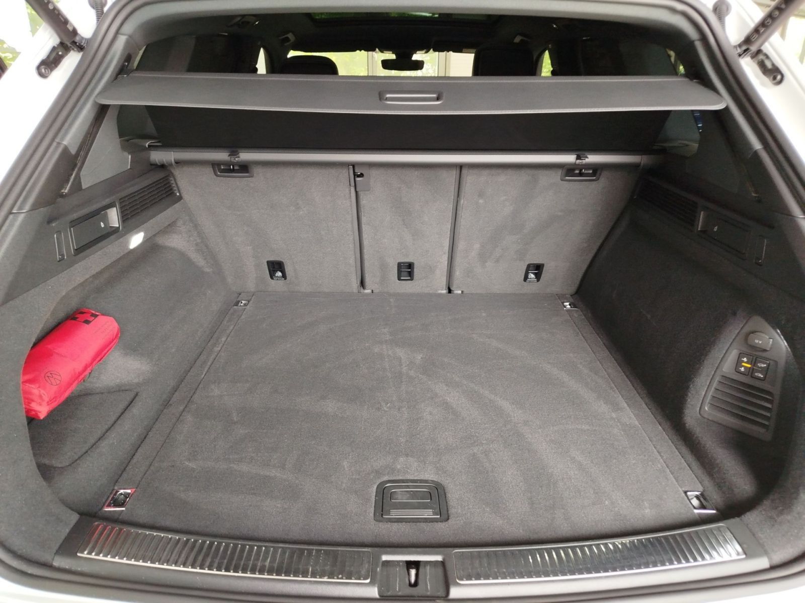 Volkswagen Touareg 3.0 TDI 4Motion R-Line - Samsaru's Car Outlet