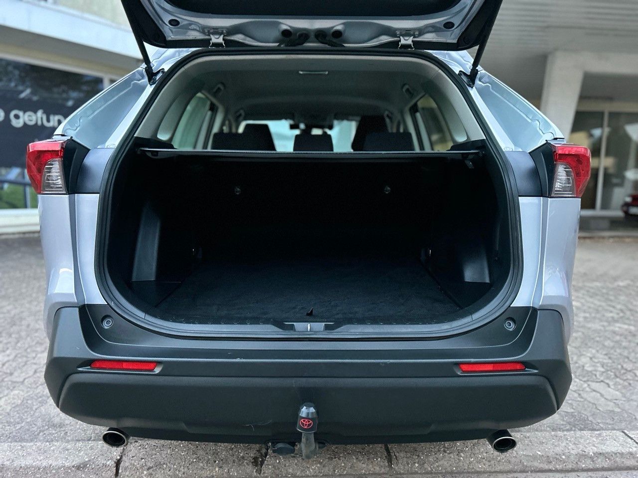 Toyota RAV4 Hybrid - Samsaru's Car Outlet