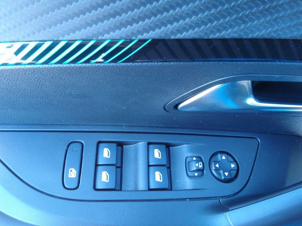 Peugeot 2008 Elektro Allure - Samsaru's Car Outlet