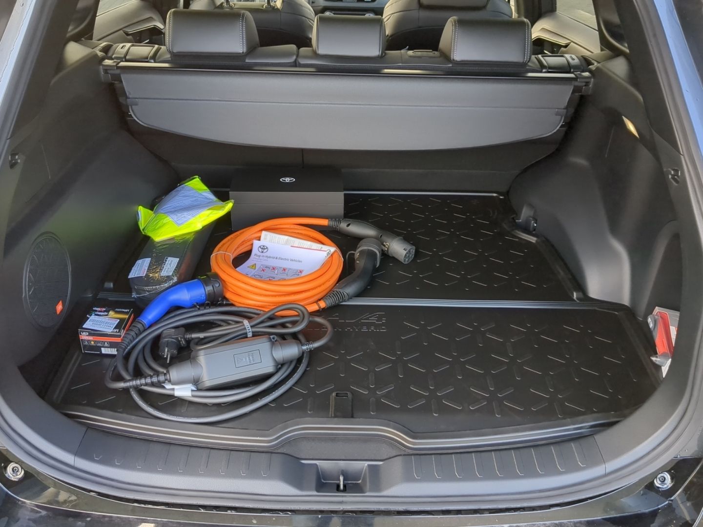 Toyota RAV 4 Plug-in Hybrid 2.5 VVT-i - Samsaru's Car Outlet