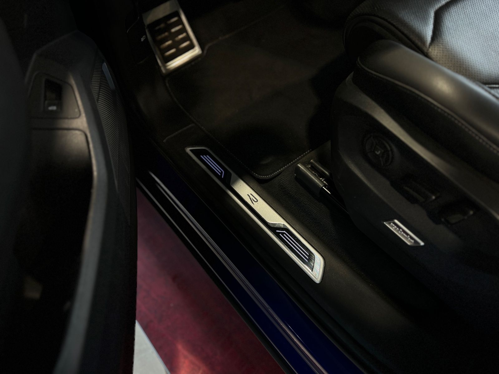 Volkswagen Touareg R-Line 4Motion - Samsaru's Car Outlet