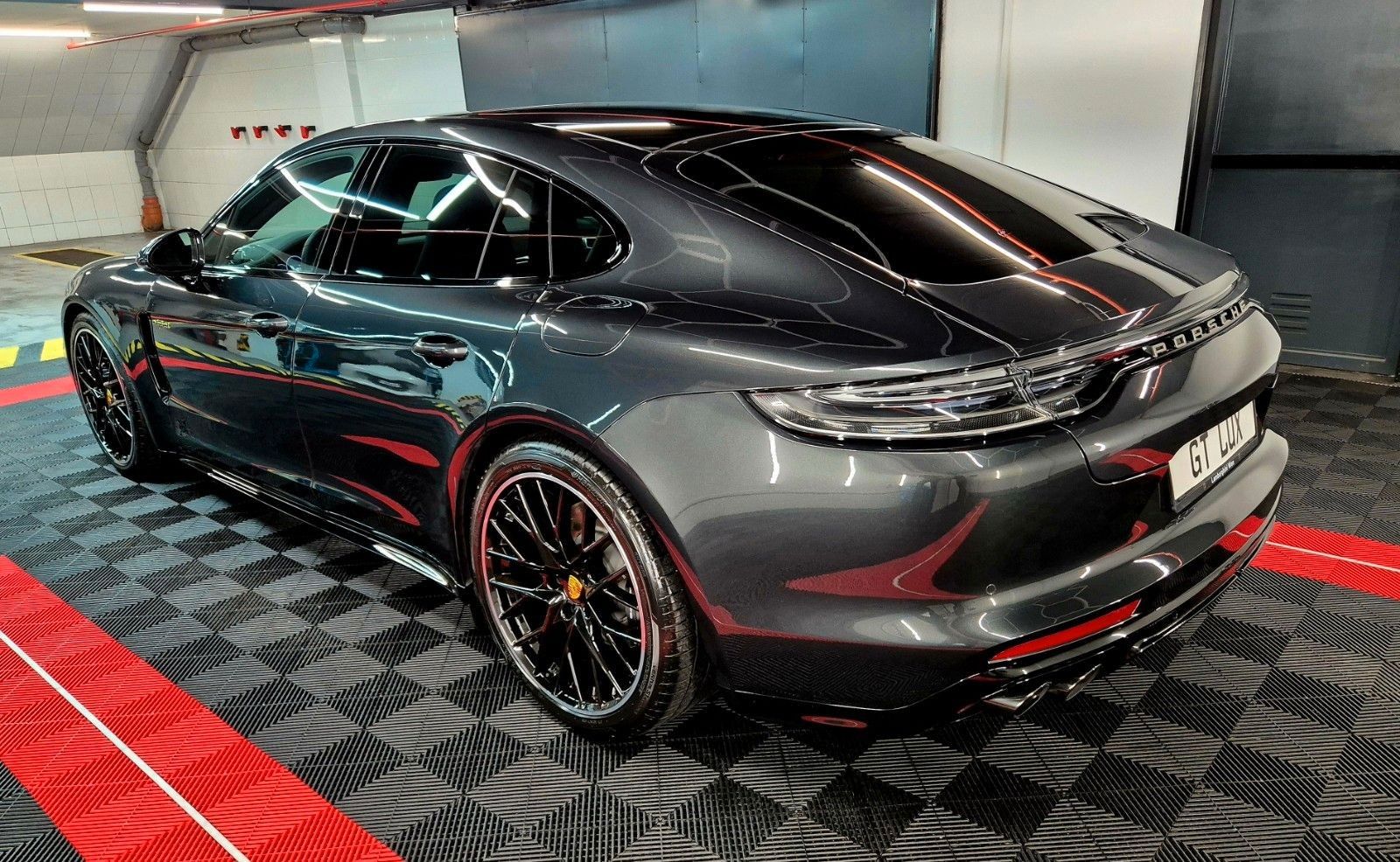 Porsche Panamera 4 E-Hybrid Platinum Edition