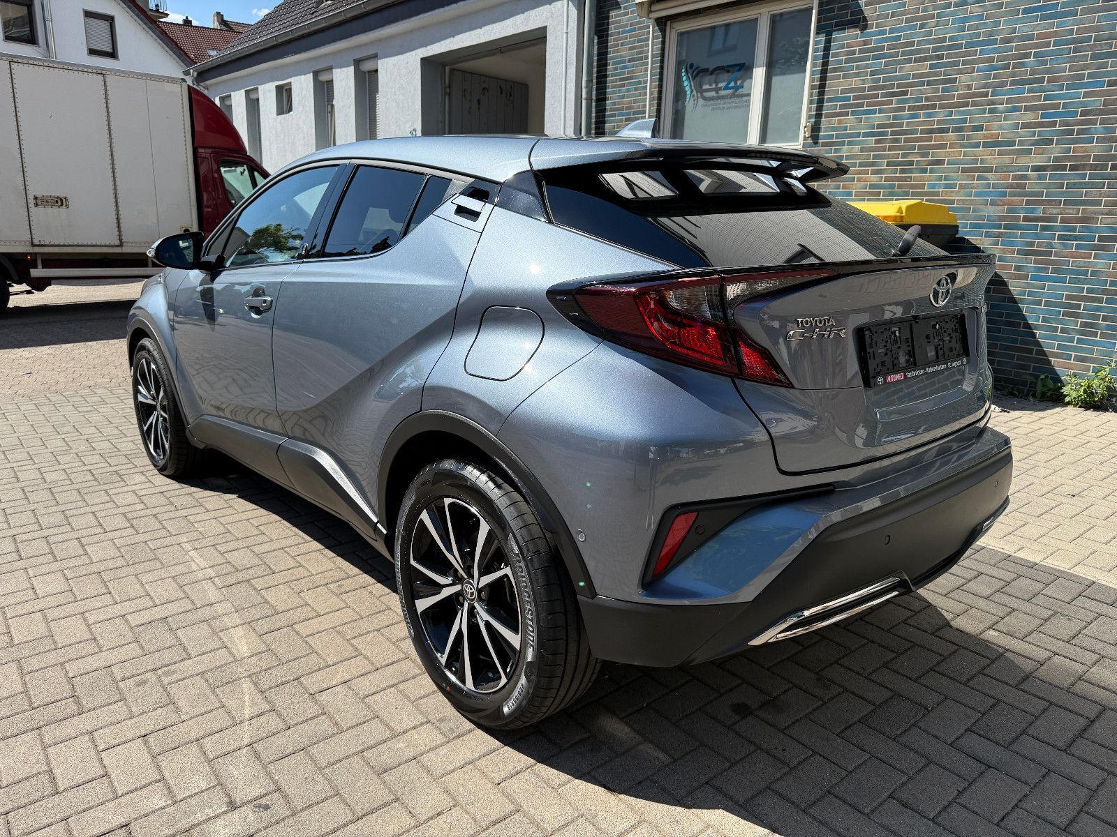 Toyota C-HR Hybrid 2.0 Team - Samsaru's Car Outlet