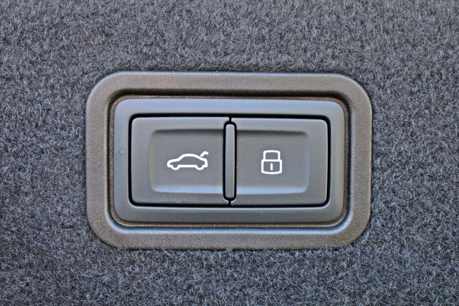 Audi A8 Lang 55TFSI PANO AHK FONDPAKET DIGITAL LED" → "Audi A8 Lang 55TFSI - Samsaru's Car Outlet