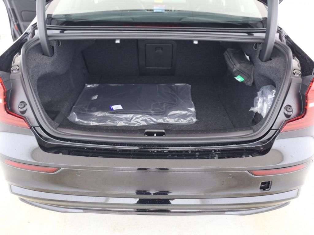 Volvo S60 Lim. B4 Plus Dark PANO NAVI STNDHZ HARMANN K