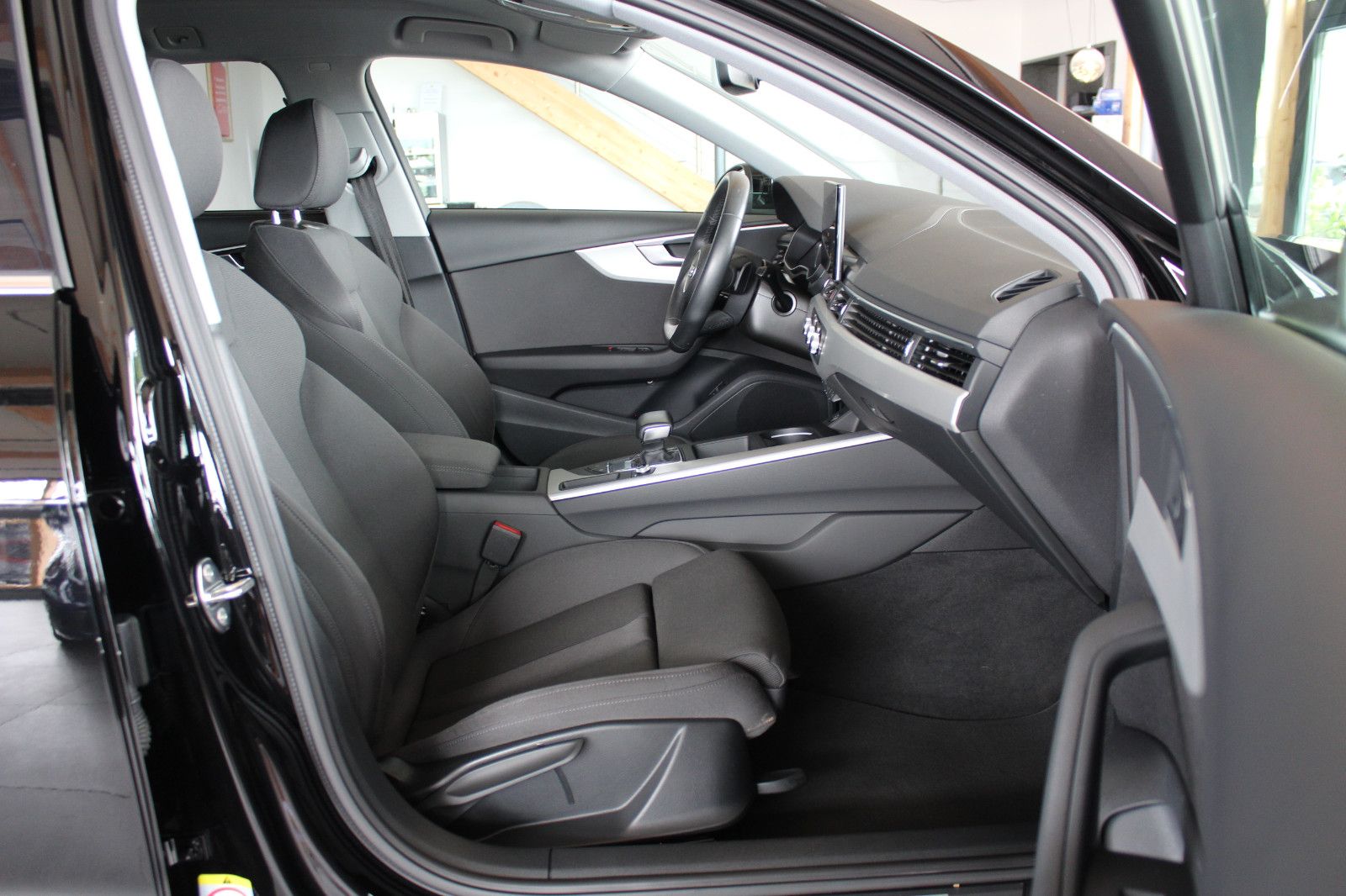Audi A4 Avant 40 TFSI S tronic advanced - Samsaru's Car Outlet