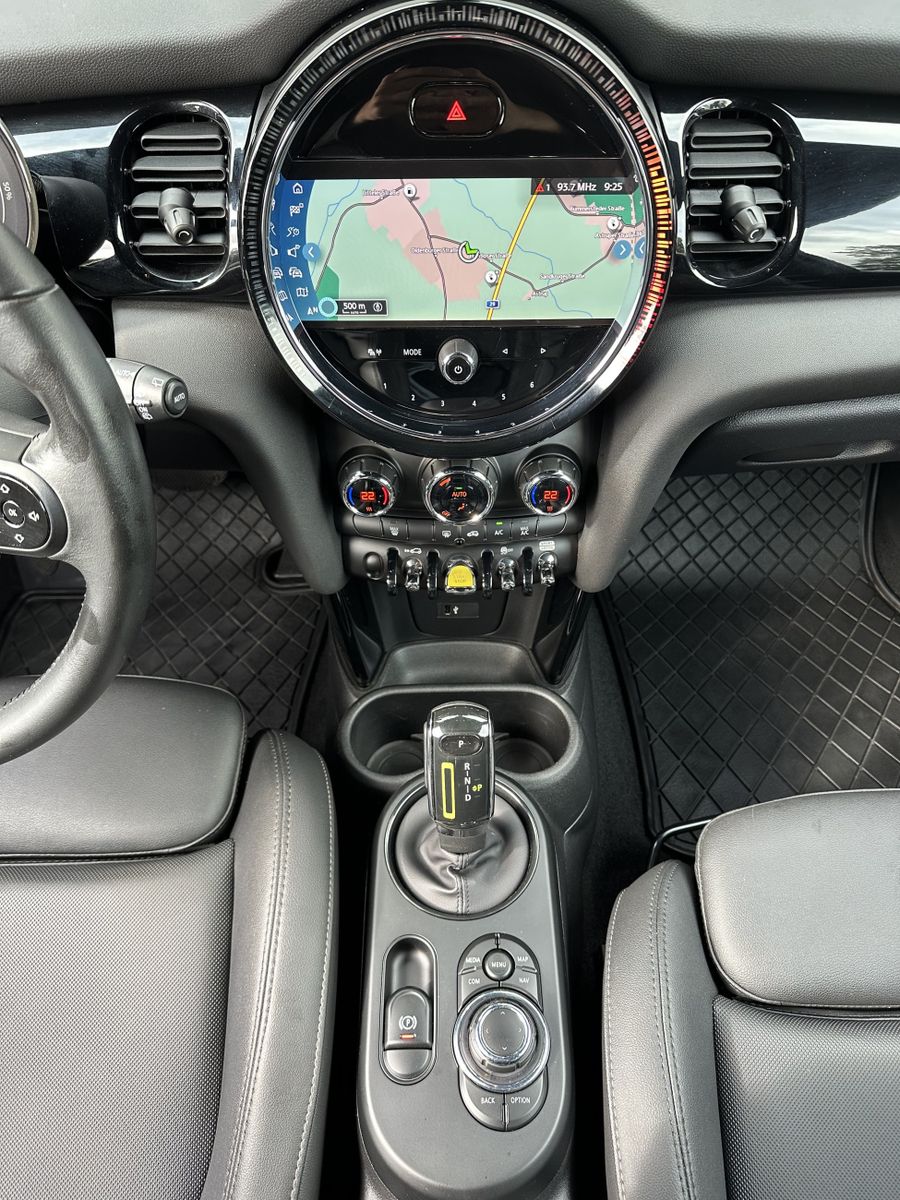 MINI Cooper SE Classic Trim Black - Samsaru's Car Outlet