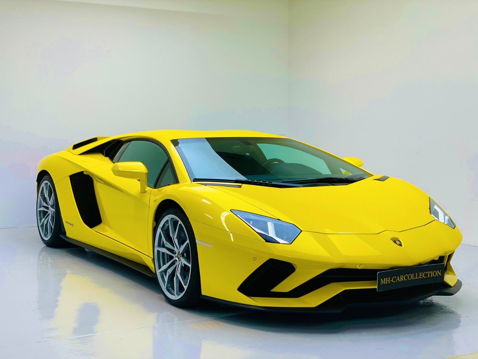 Lamborghini Aventador S - Samsaru's Car Outlet