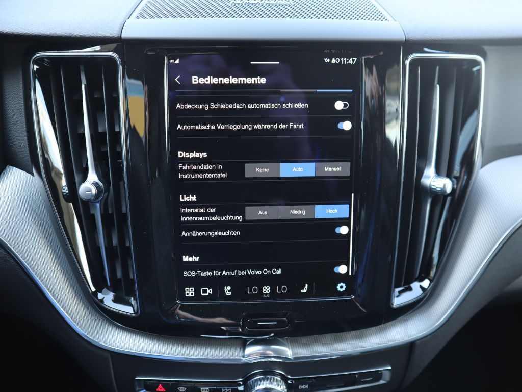 Volvo XC60 B4 B Plus Dark - Samsaru's Car Outlet