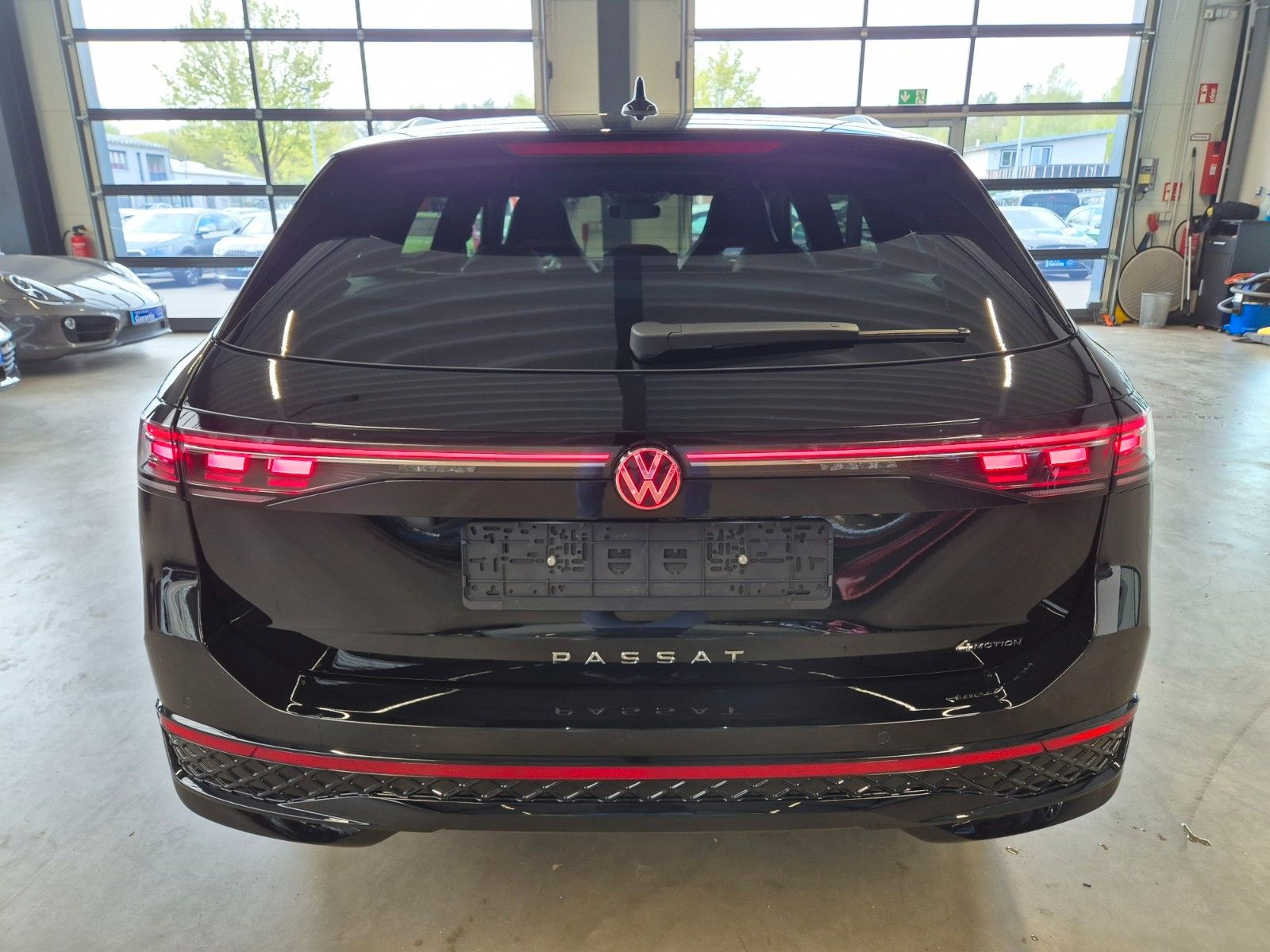 Volkswagen PASSAT VARIANT 2.0 TSI 4M R-LINE IQ PANO HUD AHK