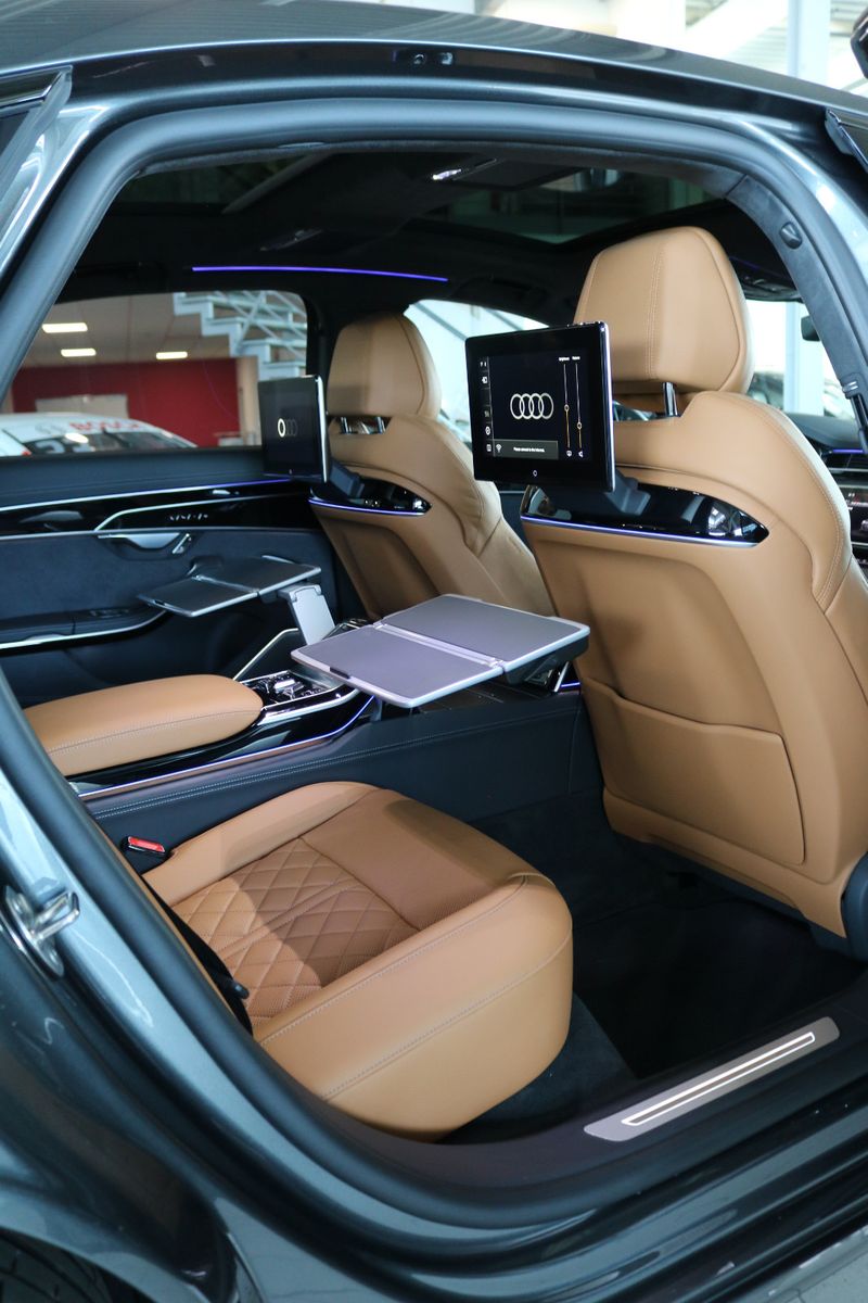 Audi A8 L 60 TFSI e Lang S line - Samsaru's Car Outlet