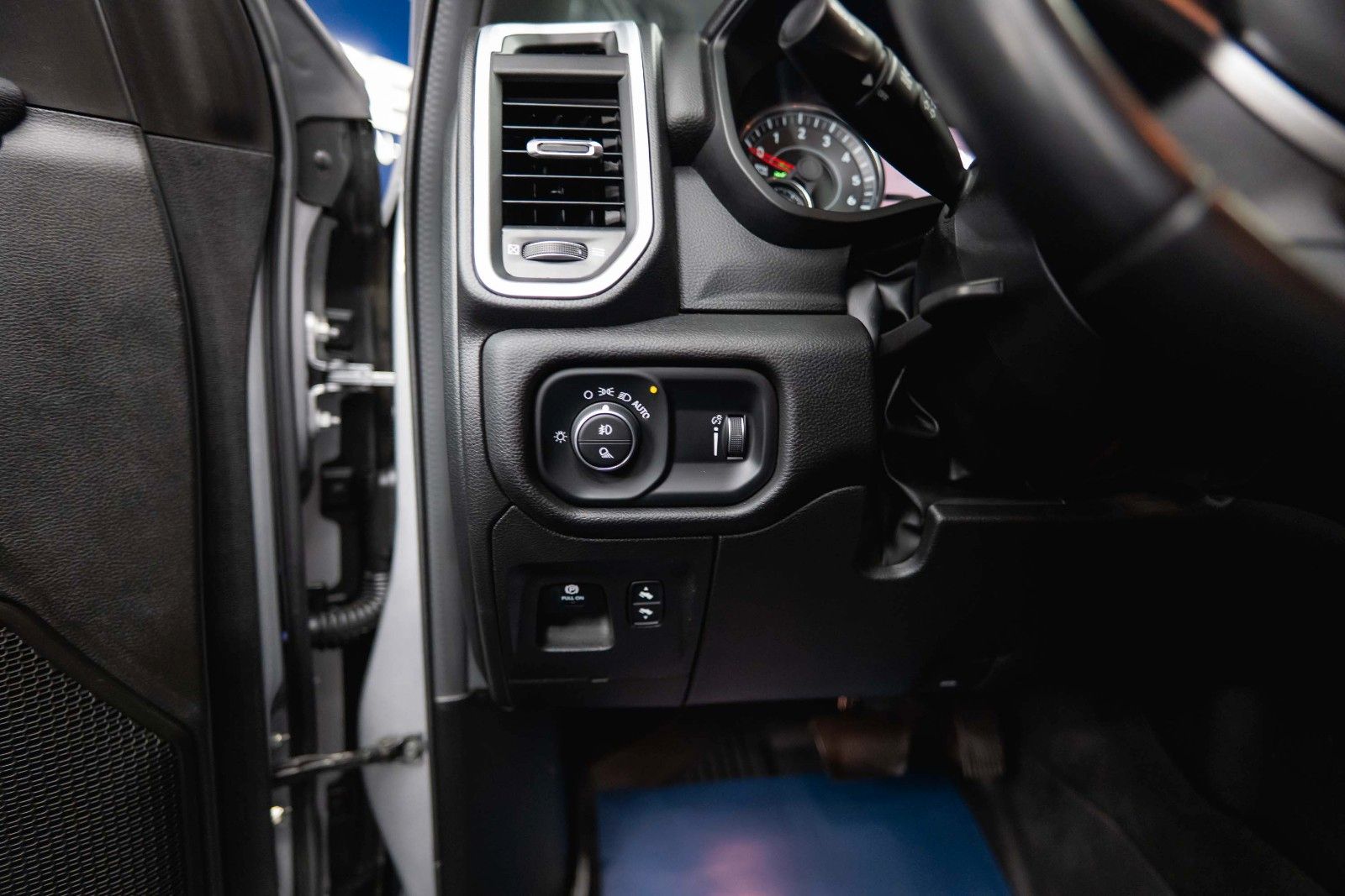 Dodge RAM 5.7 V8 HEMI 4x4 OFFROAD Night PUNISHER 19%