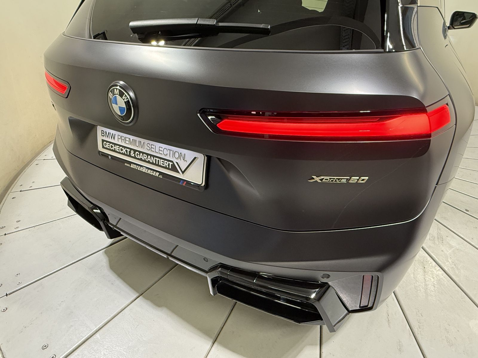 BMW iX xDrive60 M Sportpaket AHK Luftfeder B&W ACC