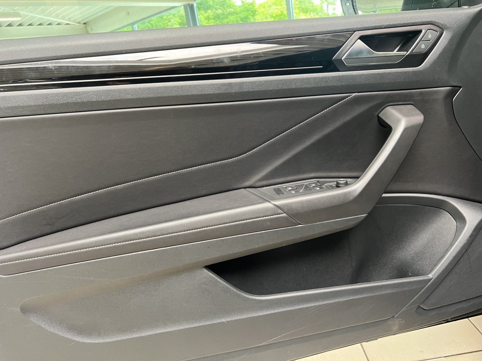 Volkswagen T-Roc 1.5 TSI R-Line - Samsaru's Car Outlet