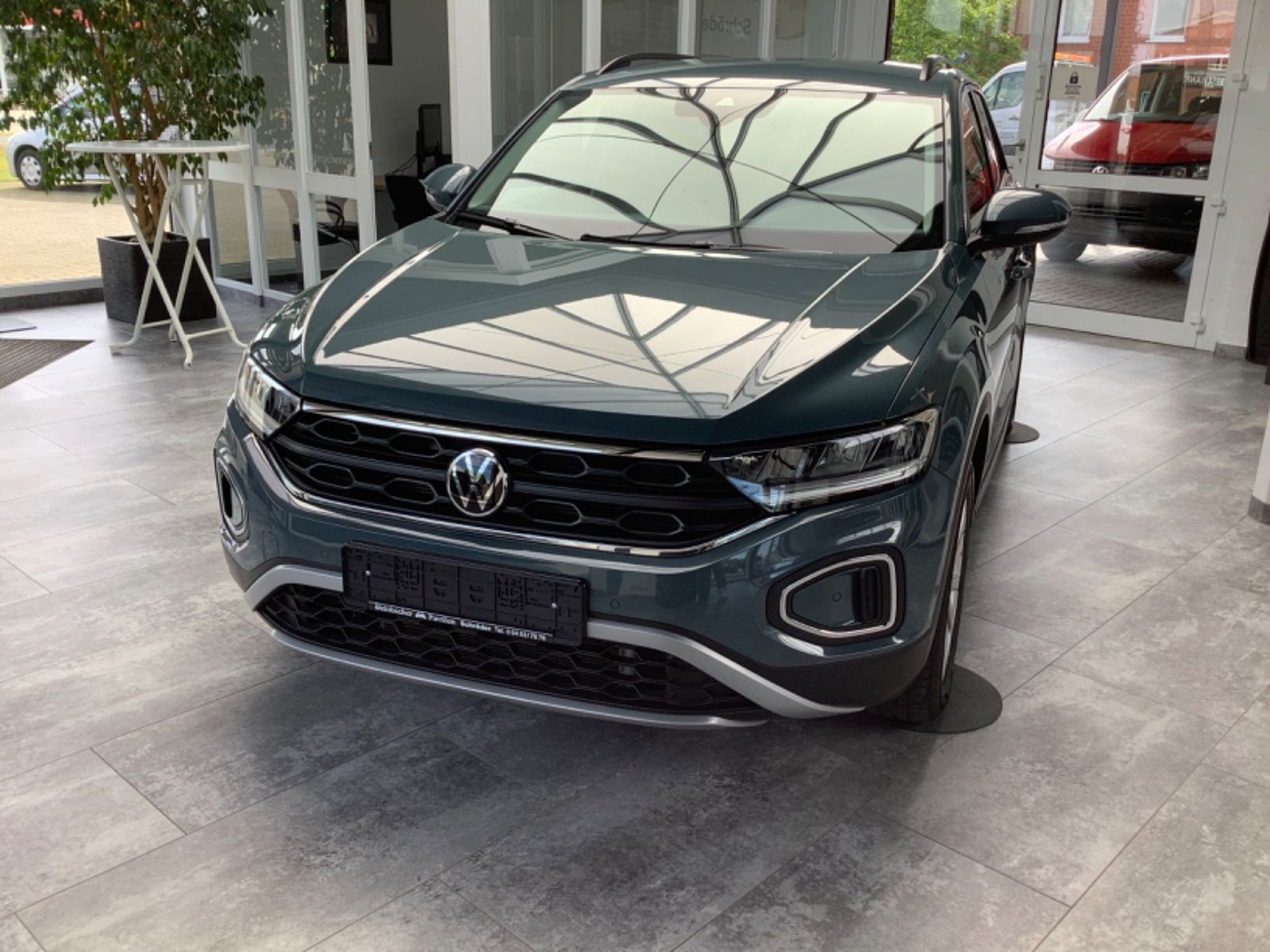 Volkswagen T-Roc Life DSG - Samsaru's Car Outlet