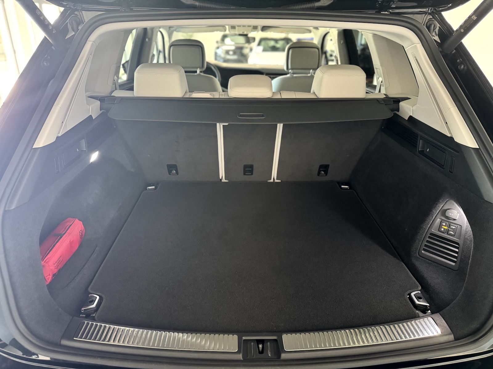 Volkswagen Touareg 3.0 TDI Elegance 4Motion - Samsaru's Car Outlet