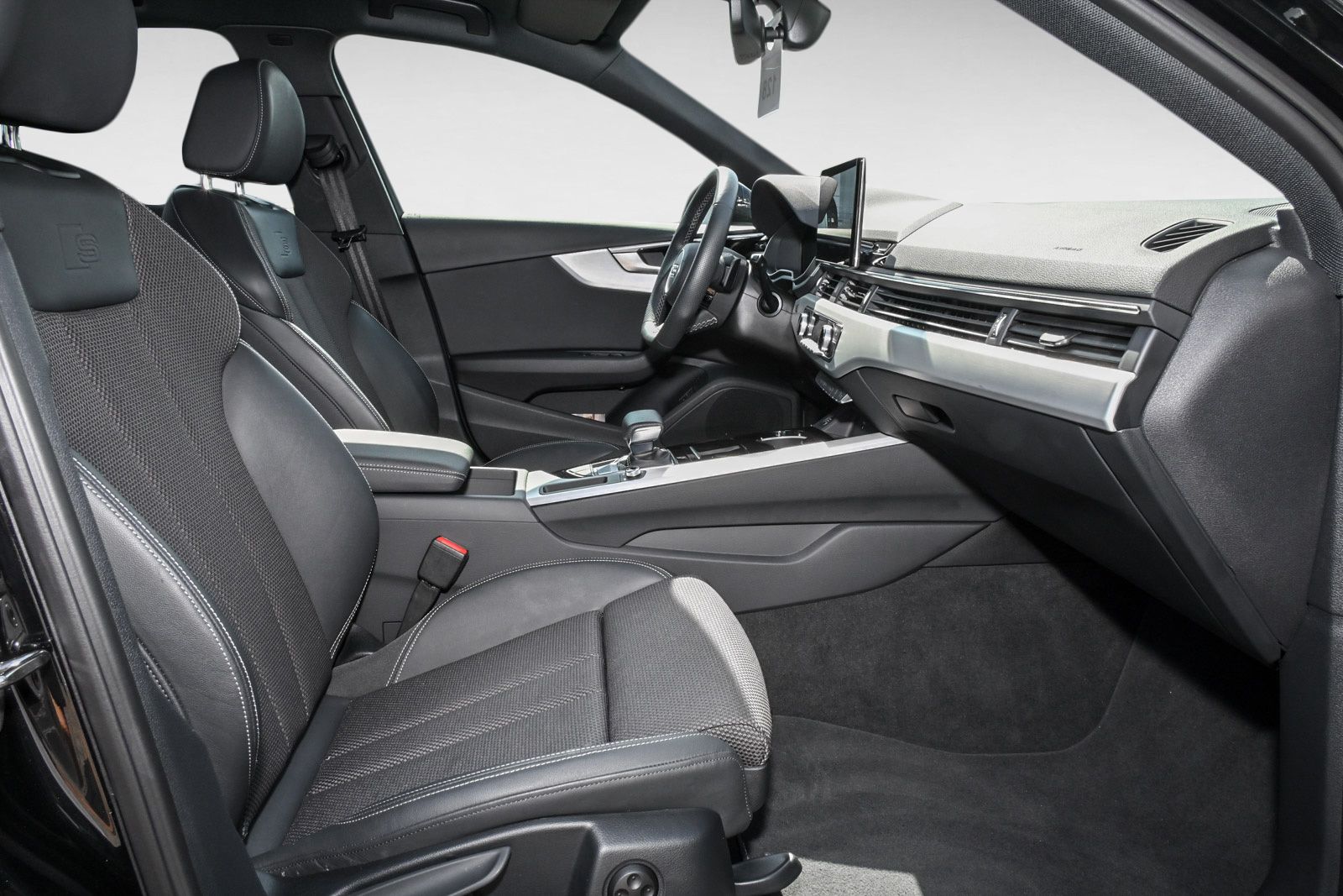 Audi A4 Avant S line 40 TDI S tronic - Samsaru's Car Outlet